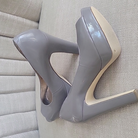 Used BCBG Generation JAXX Peep Toe Platform Pump Heel Patent Shoe - Picture 3 of 7